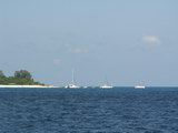 яхты бросают ¤кор¤ у северо-восточной оконечности острова  узен на мелководье